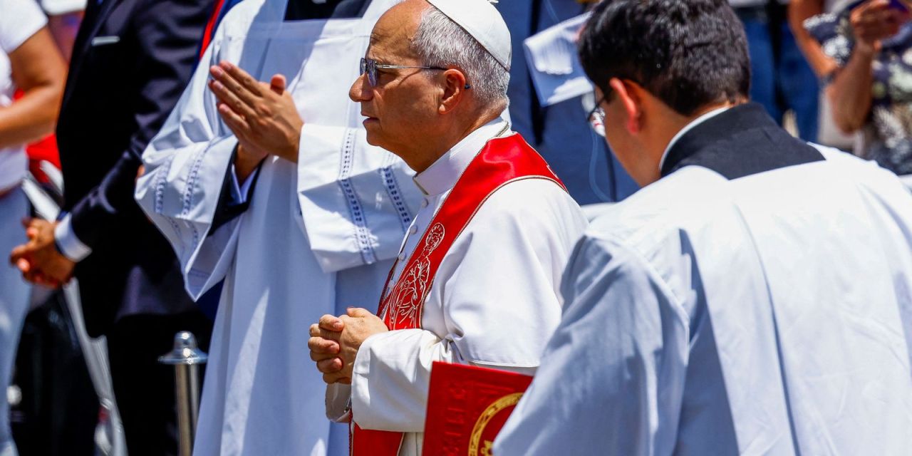 Papa Leão XIV discursa no porto de Arguineguín diante de migrantes e público