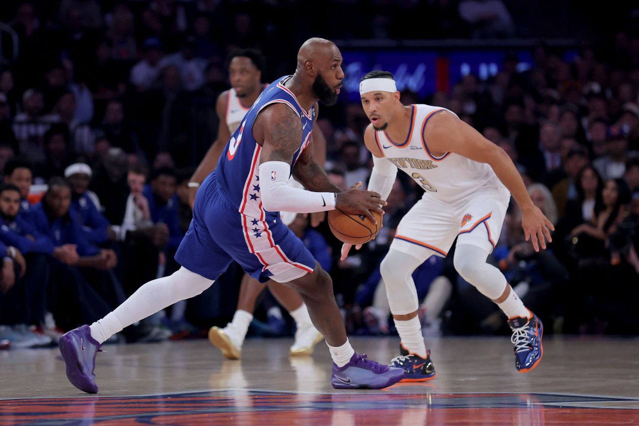 LeBron James em ação pelo Philadelphia 76ers
