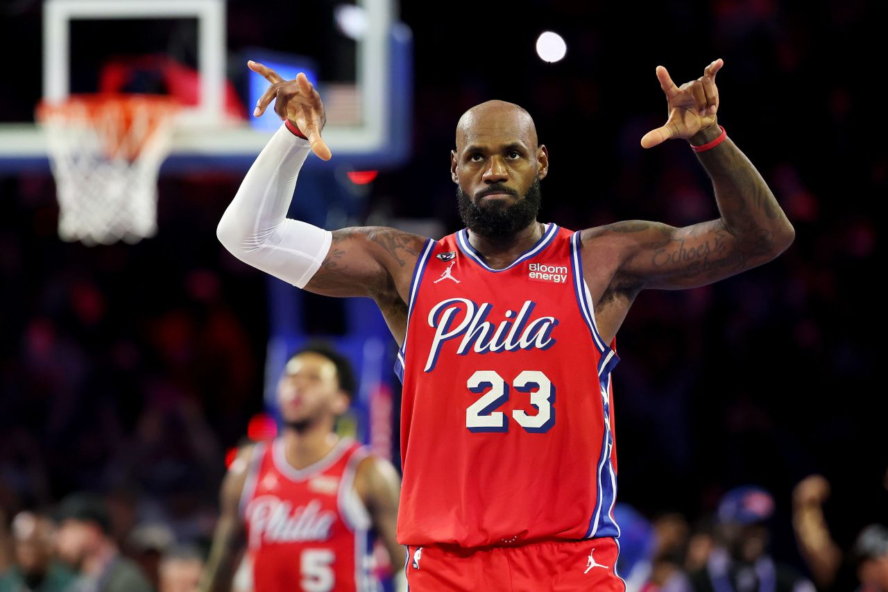 LeBron James comemorando durante a partida