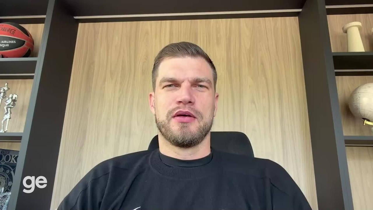LeBron discutindo com torcedor na arquibancada