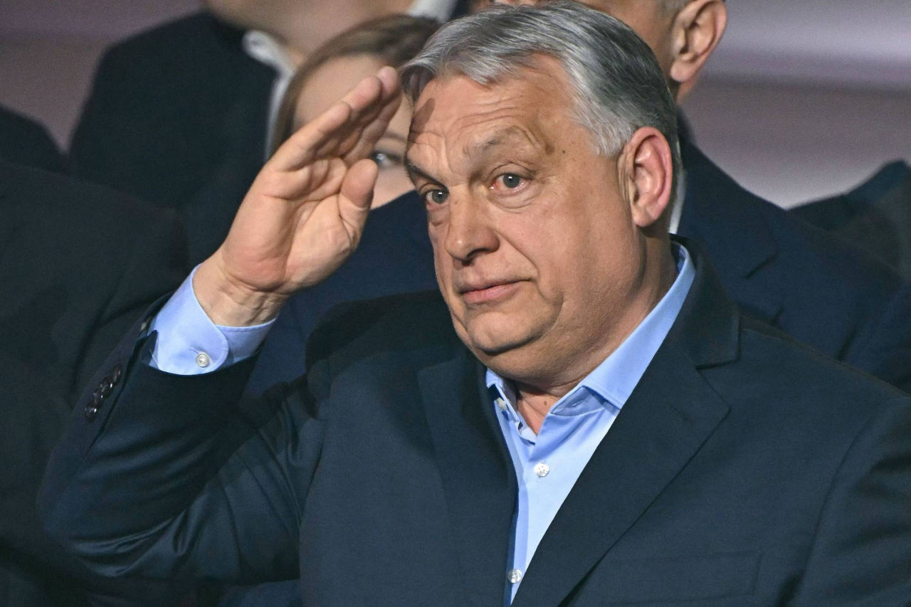 Praça de Budapeste com prédios e pedestres