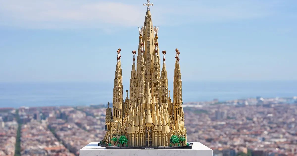 Maquete Lego da Sagrada Família com 12.060 peças