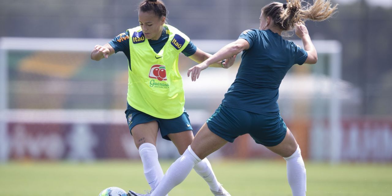 Jogadoras de futebol em campo durante partida
