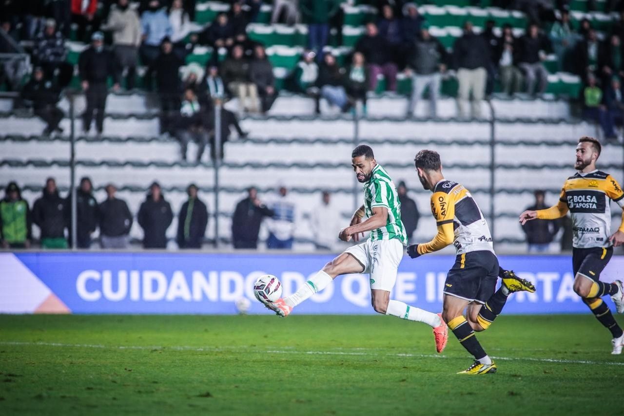 Alan Kardec com a camisa do Atlético-MG em campo