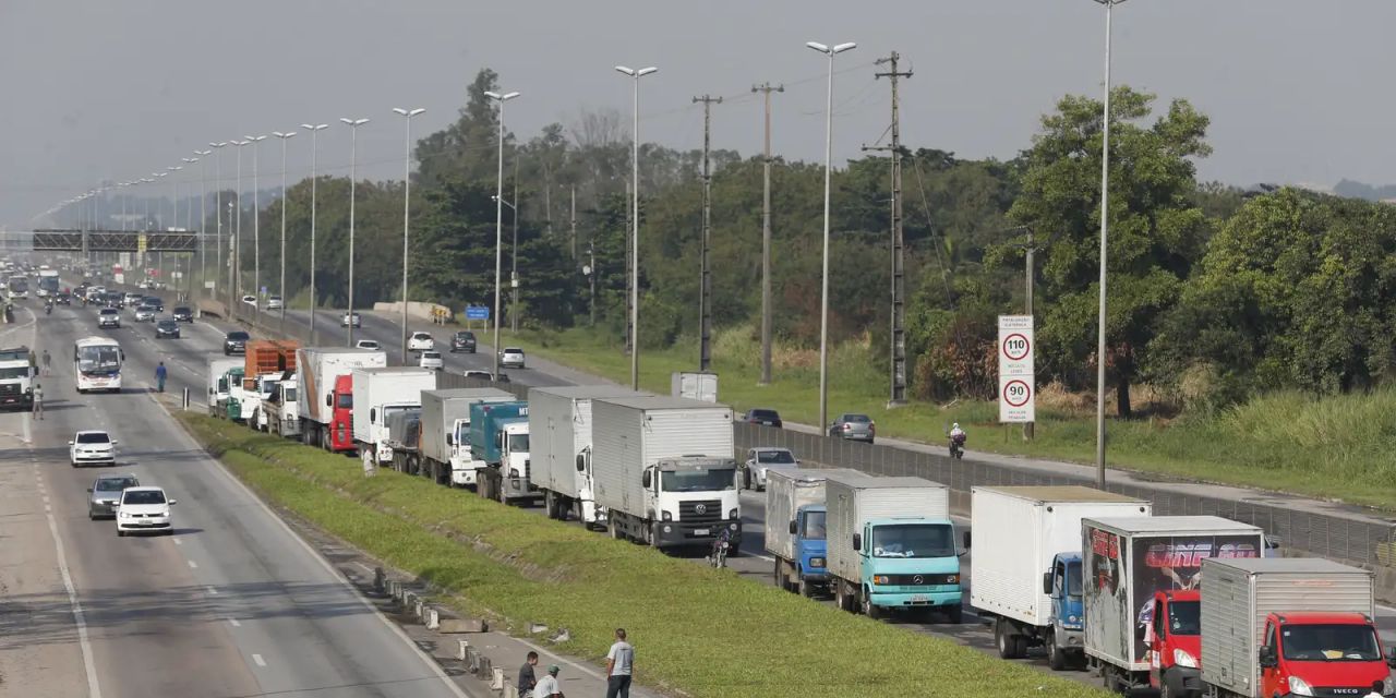 Caminhão em rodovia