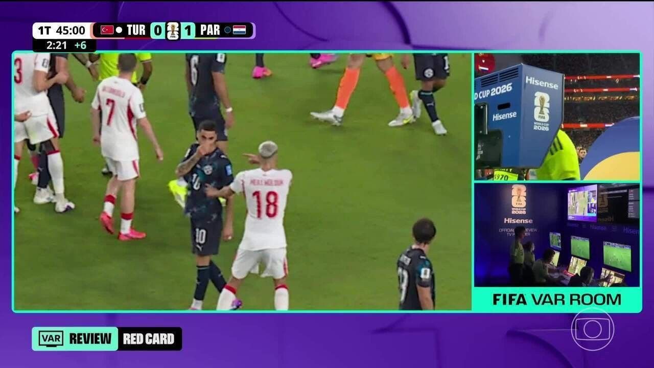 Miguel Almirón cobrindo a boca antes da expulsão