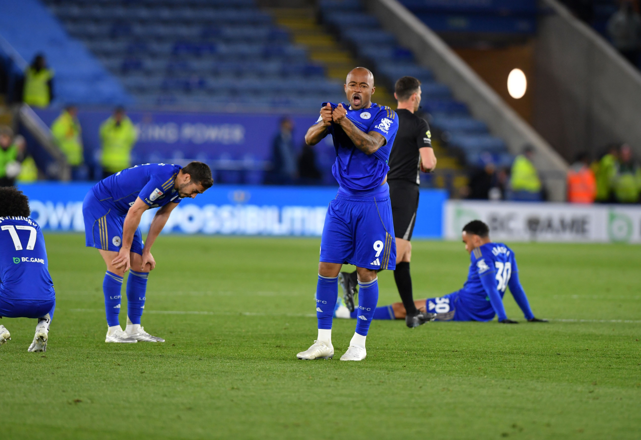 Jogadores do Leicester lamentam empate com Hull City