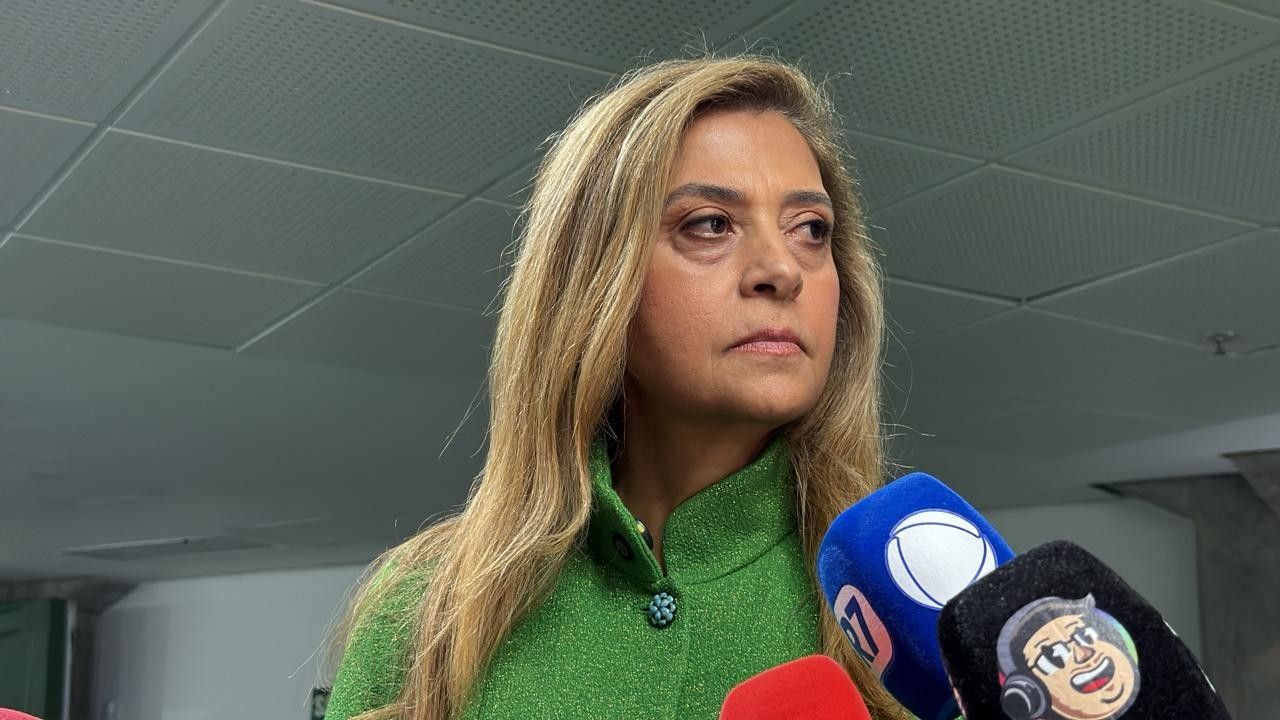 Leila Pereira na sede da CBF durante entrevista sobre a comemoração de Paulinho