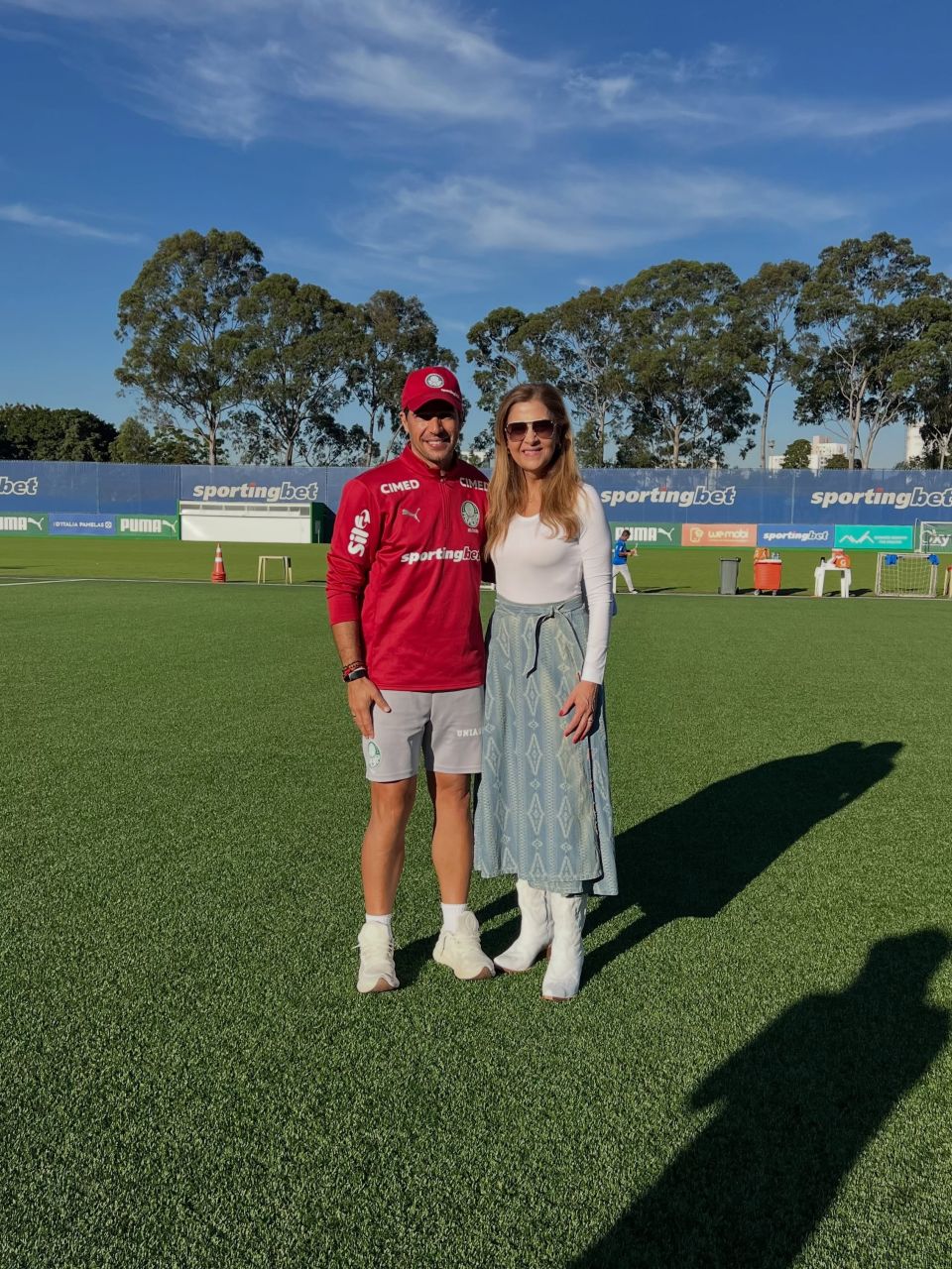 Leila Pereira ao lado de Abel Ferreira em treino do Palmeiras