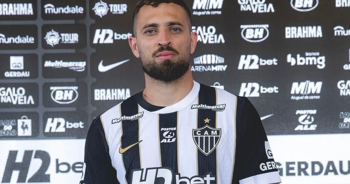Léo Duarte com a camisa do Atlético durante apresentação oficial