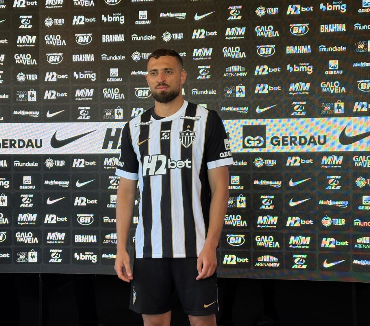 Léo Duarte apresentado na Cidade do Galo com a camisa do Atlético-MG