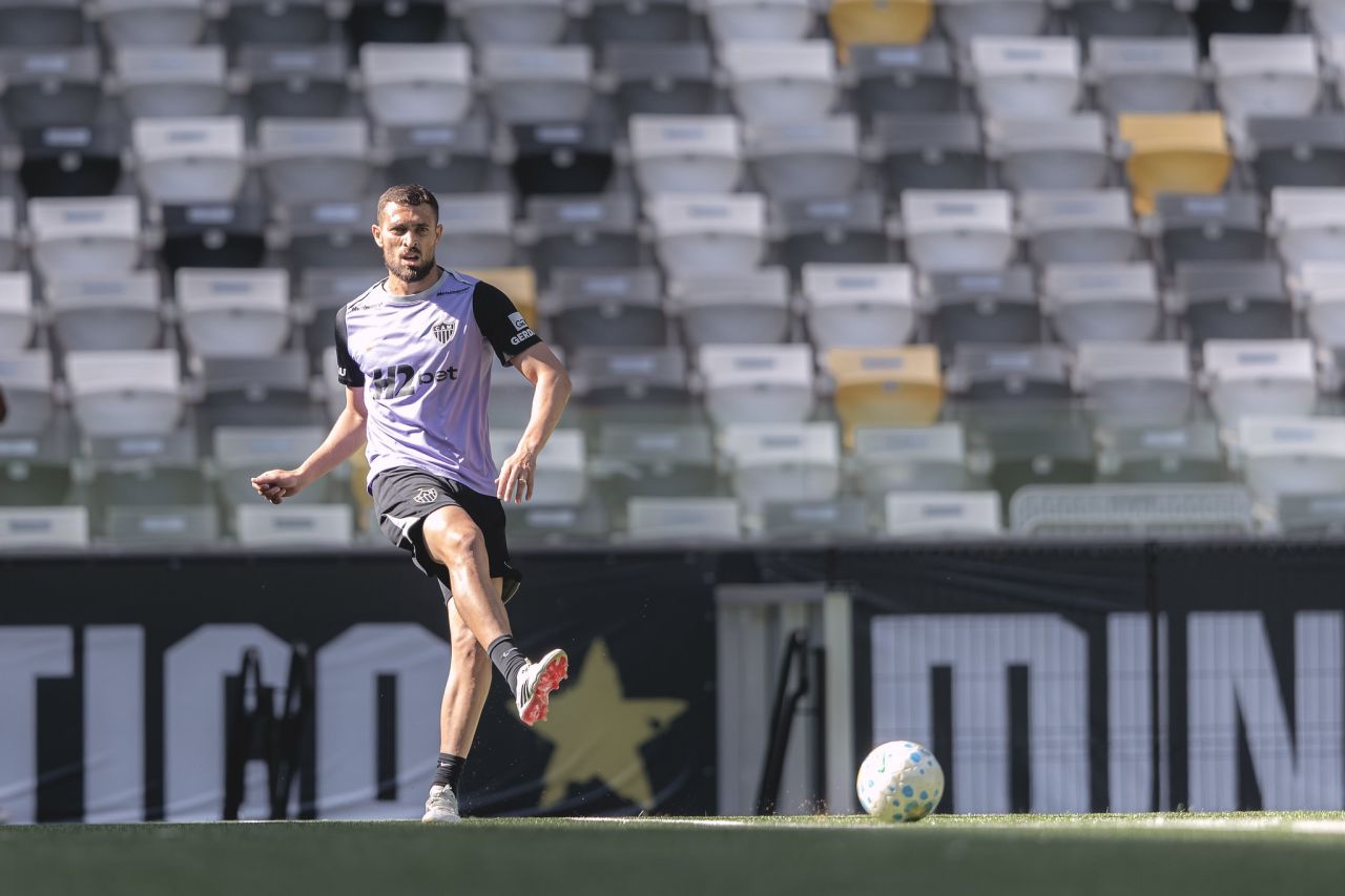 Léo Duarte em treino no clube