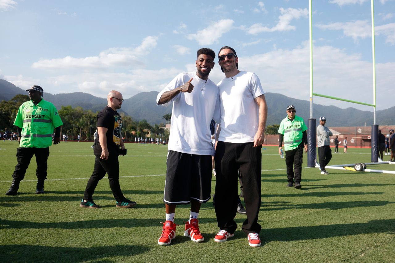 Léo Ortiz com jogadores do Dallas Cowboys no CT do Flamengo