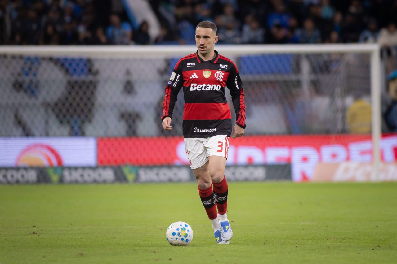 Léo Ortiz segurando a parte posterior da coxa após ser substituído