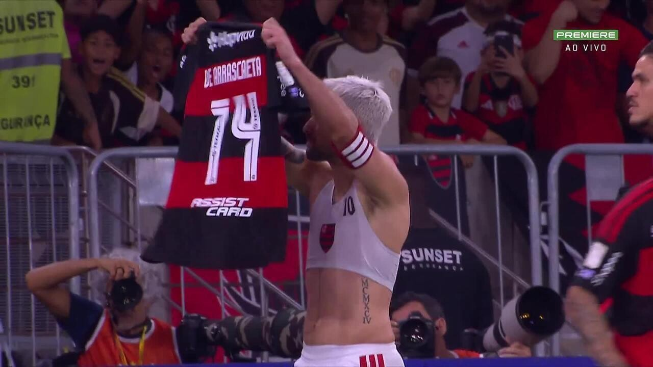 Léo Vieira defendendo um chute durante Flamengo x Bahia no Maracanã