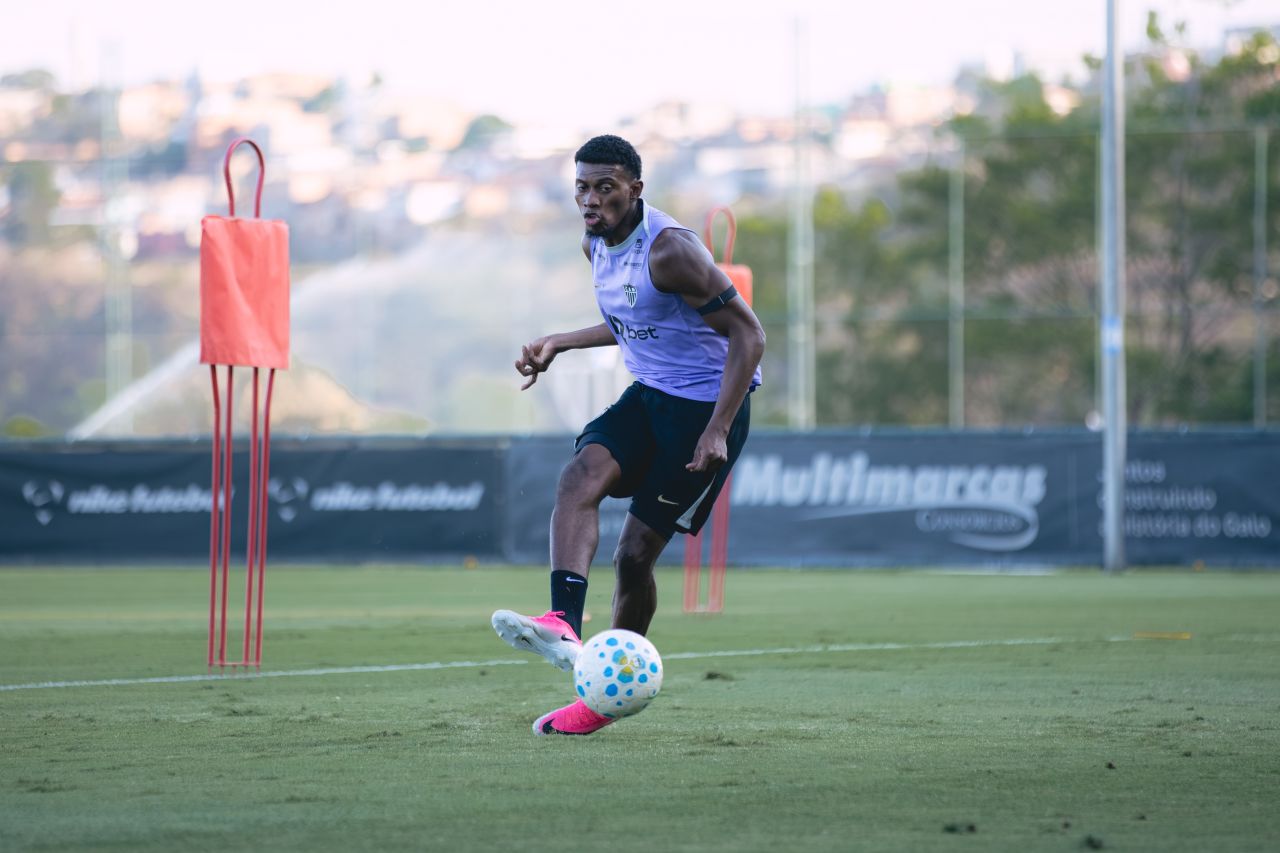 Cassierra com a camisa do Atlético-MG em campo