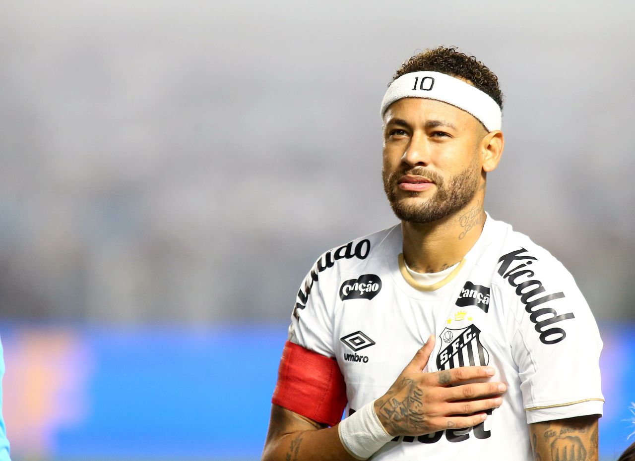 Neymar deixando o gramado com expressão de dor
