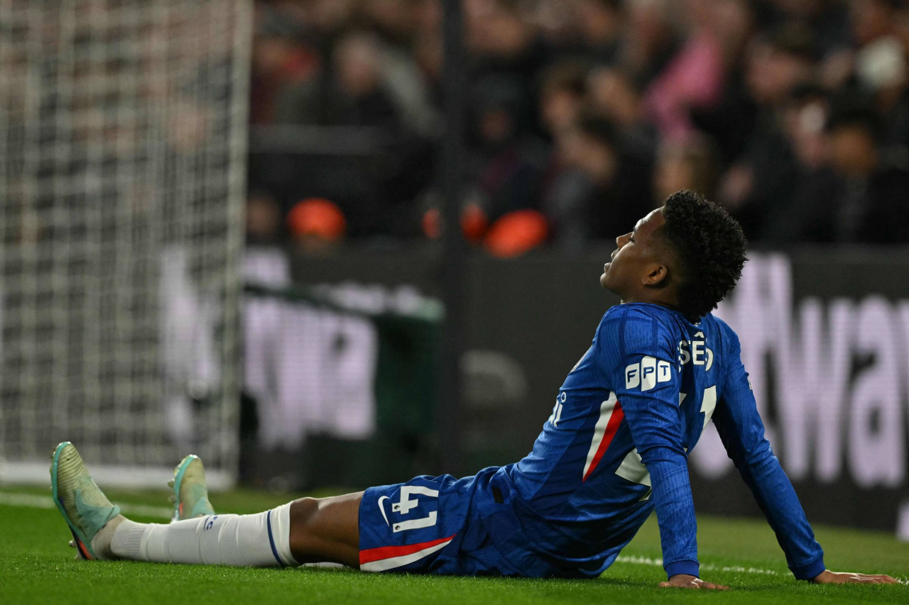 Estêvão saindo de campo durante partida pelo Chelsea