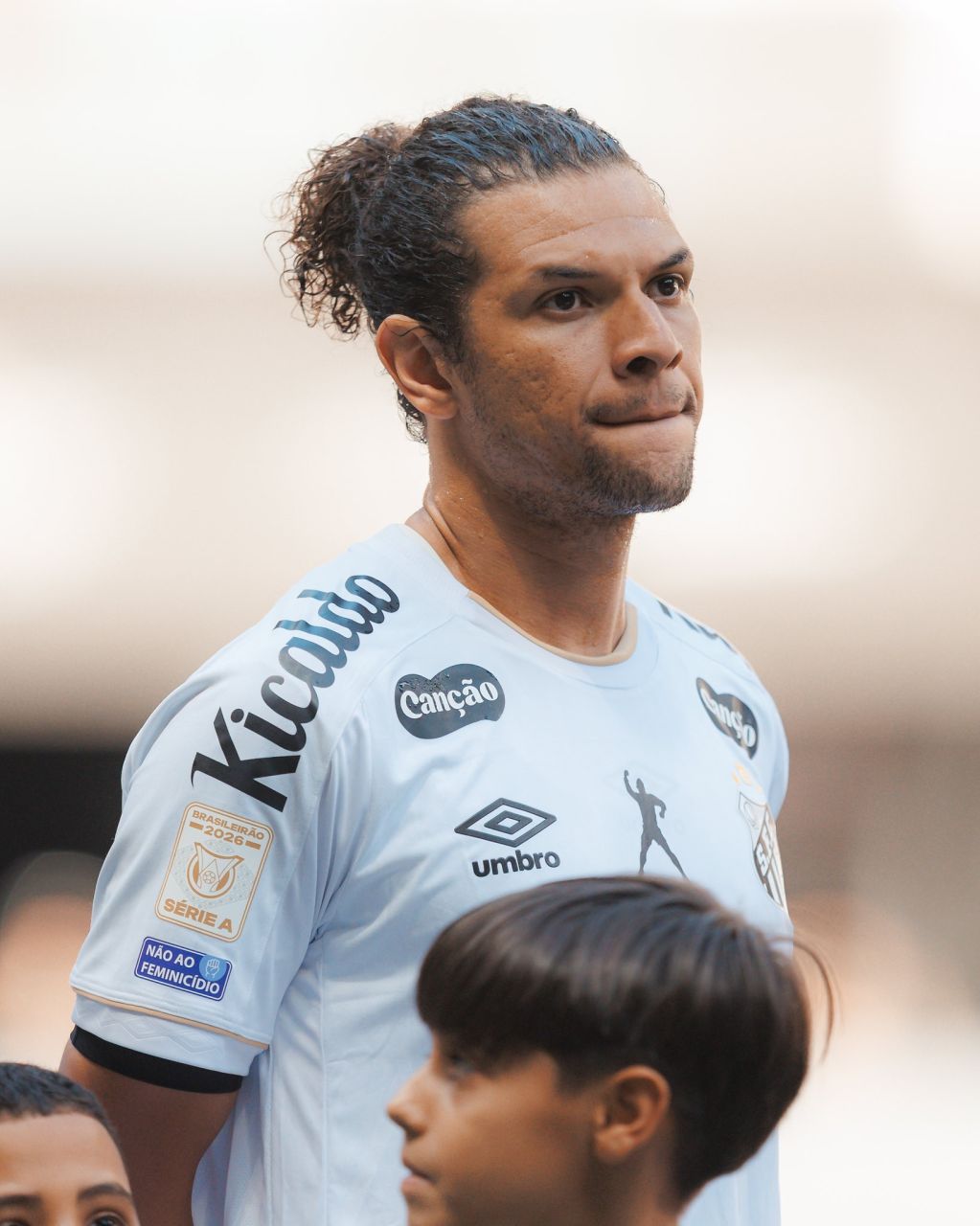 Willian Arão deixando o campo com mão na coxa