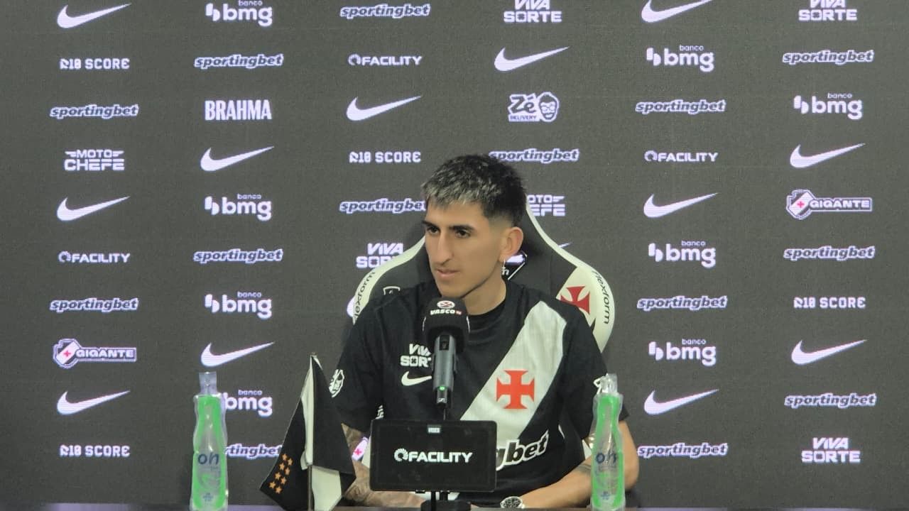 Alan Lescano com a camisa do Vasco durante apresentação