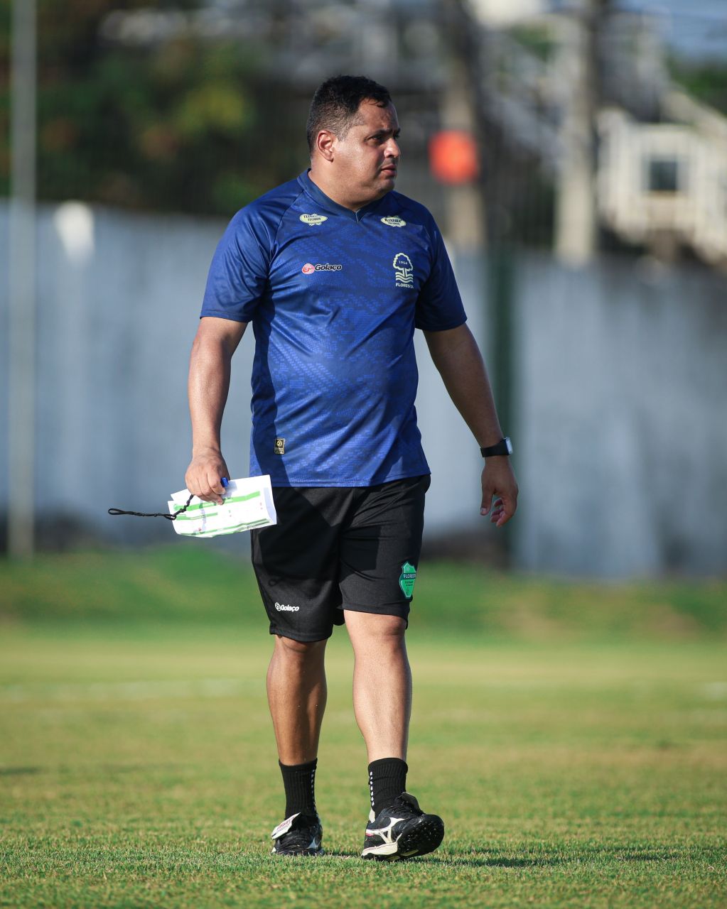 Leston Júnior no banco de reservas do Floresta