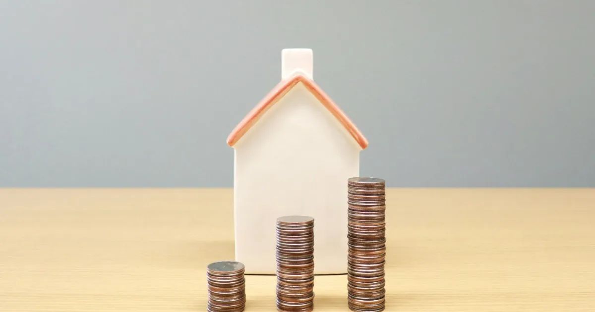 Documento e chave simbolizando ativos imobiliários