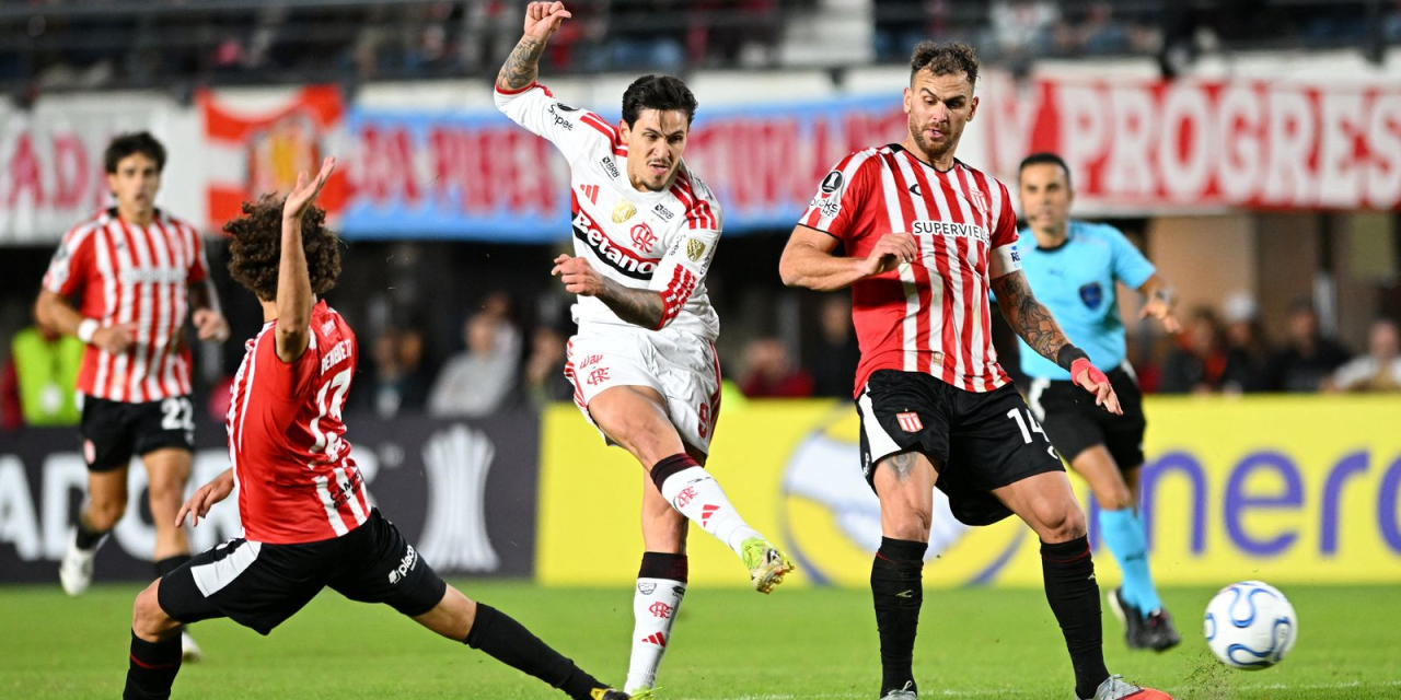 Flamengo em ação contra Estudiantes no estádio Jorge Luis Hirschi