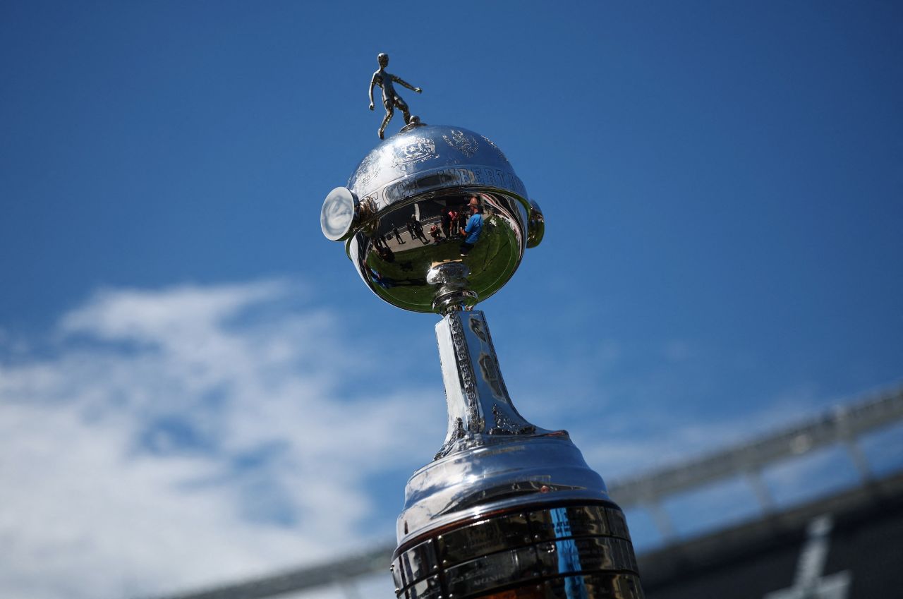 Torcida e campo durante partida da Copa Libertadores