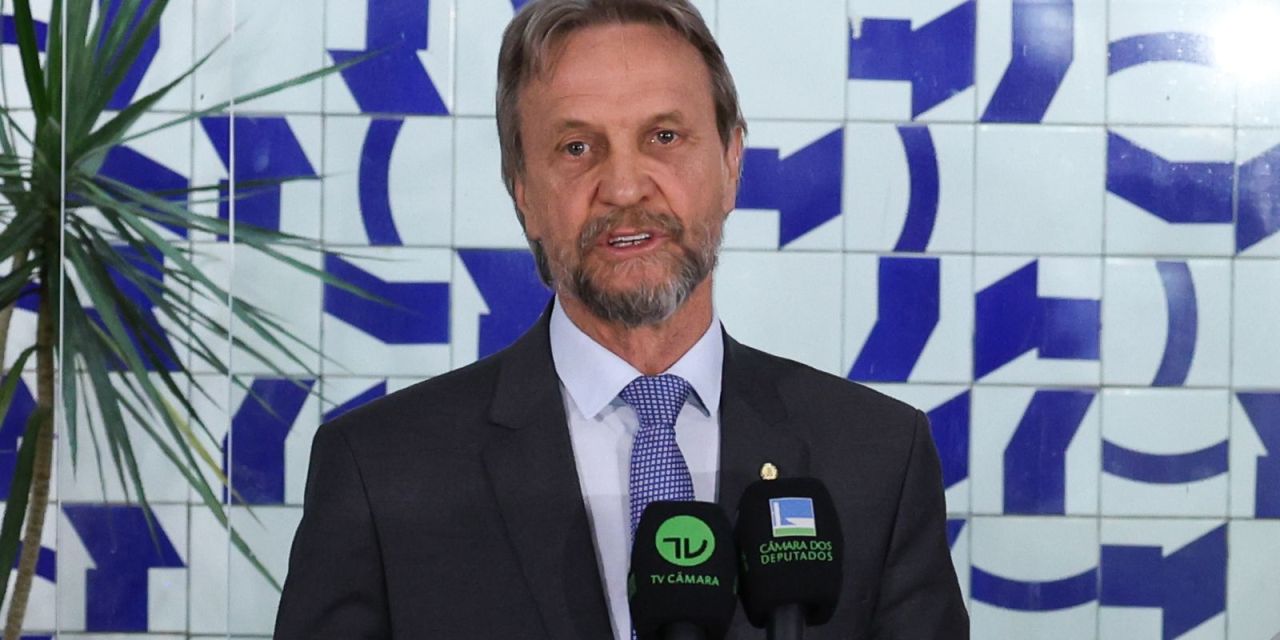 Deputados durante reunião do Colégio de Líderes