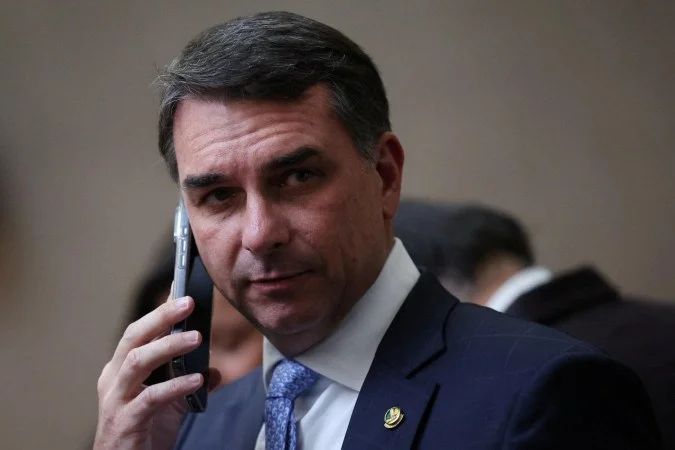 Flávio Bolsonaro em vídeo sobre as conversas com Vorcaro