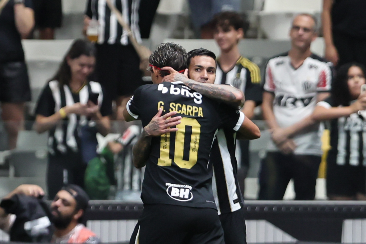 Jogadores do Atlético-MG em campo comemorando