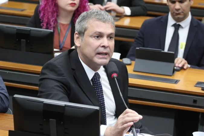 Lindbergh Farias durante discurso no plenário