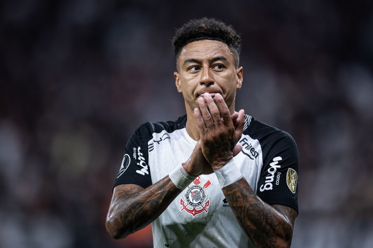 Jesse Lingard com a camisa do Corinthians em treino