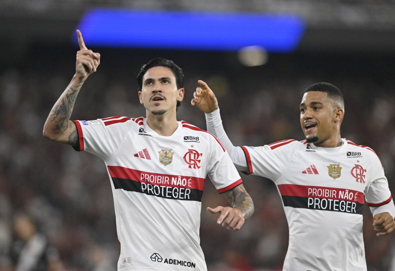 Pedro e Samuel Lino comemoram gol