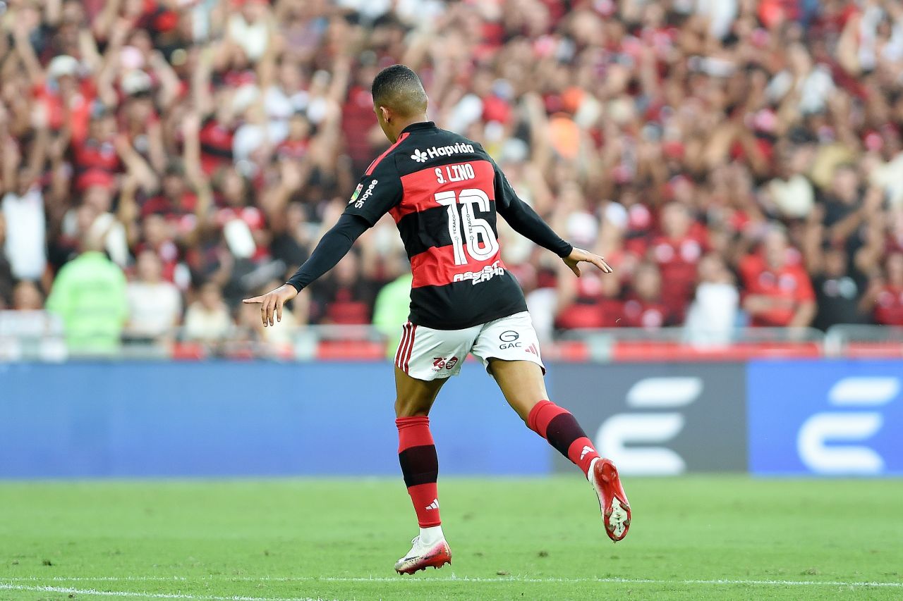 Samuel Lino comemorando gol pelo Flamengo