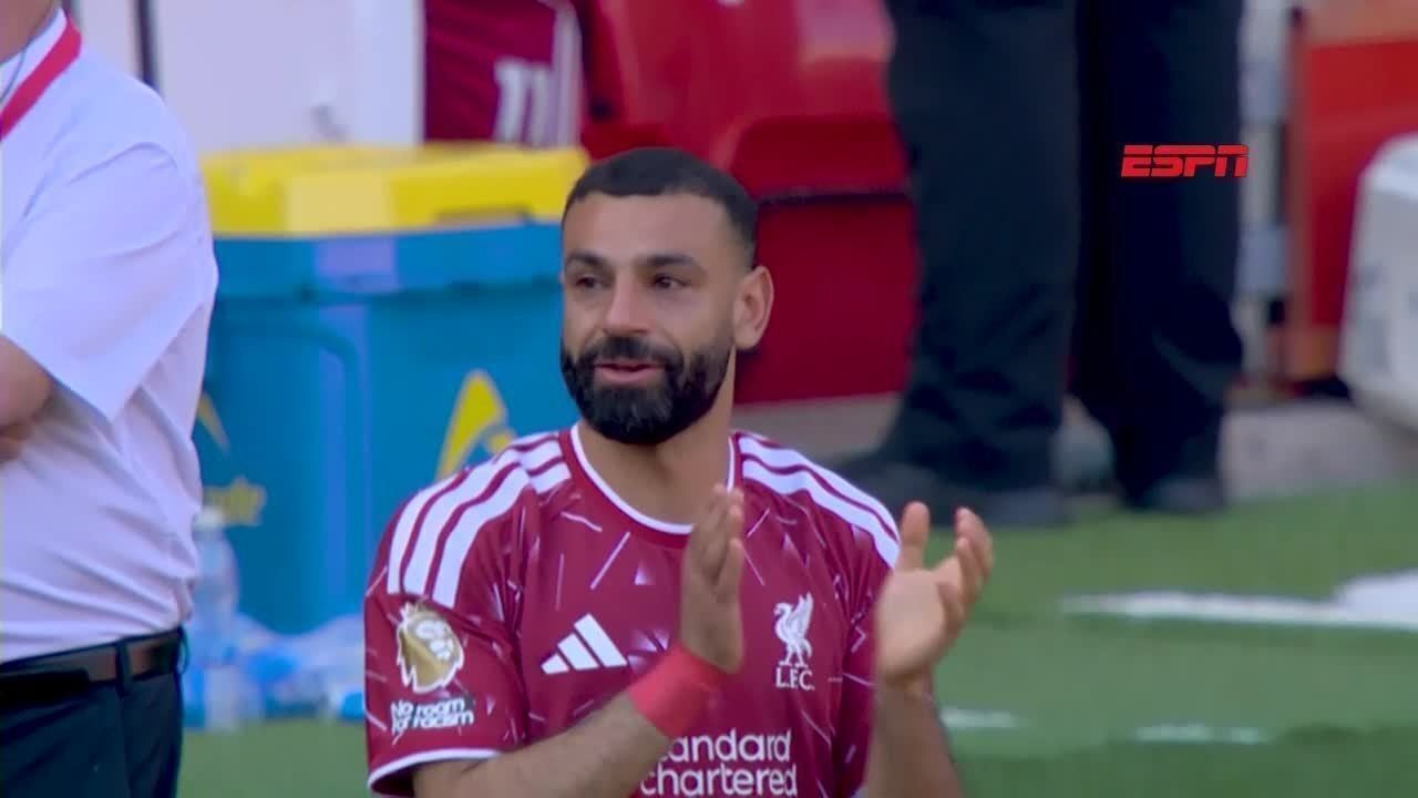 Arne Slot no banco durante partida do Liverpool