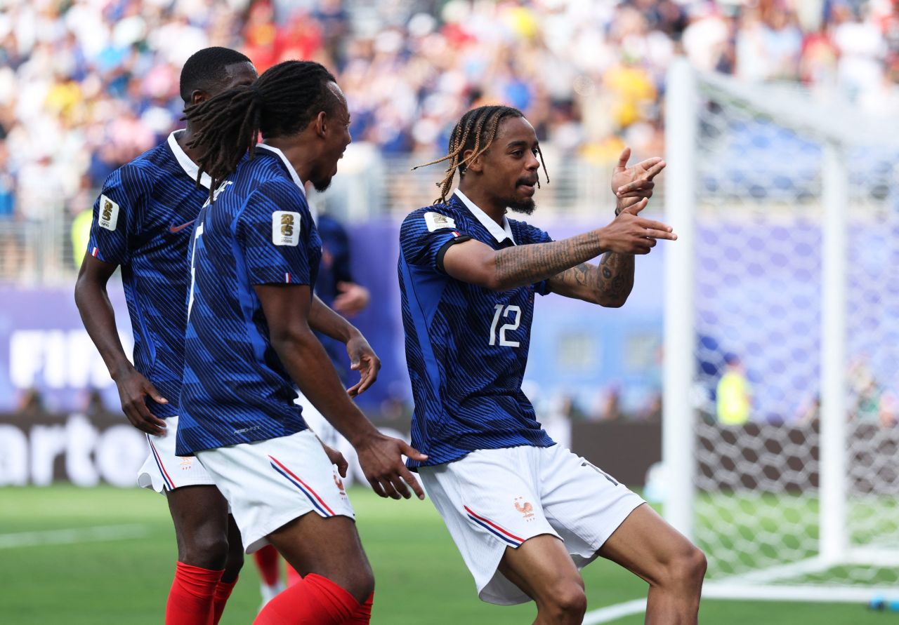 Bradley Barcola comemorando gol pela seleção da França