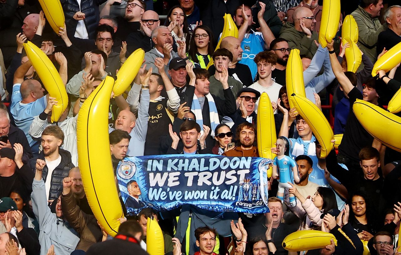 Torcedores do Liverpool provocam o Manchester City em Anfield com faixas e canto irônico