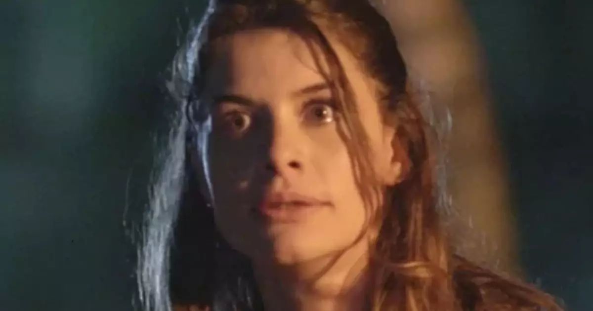 Alinne Moraes como Lívia em cena da reprise