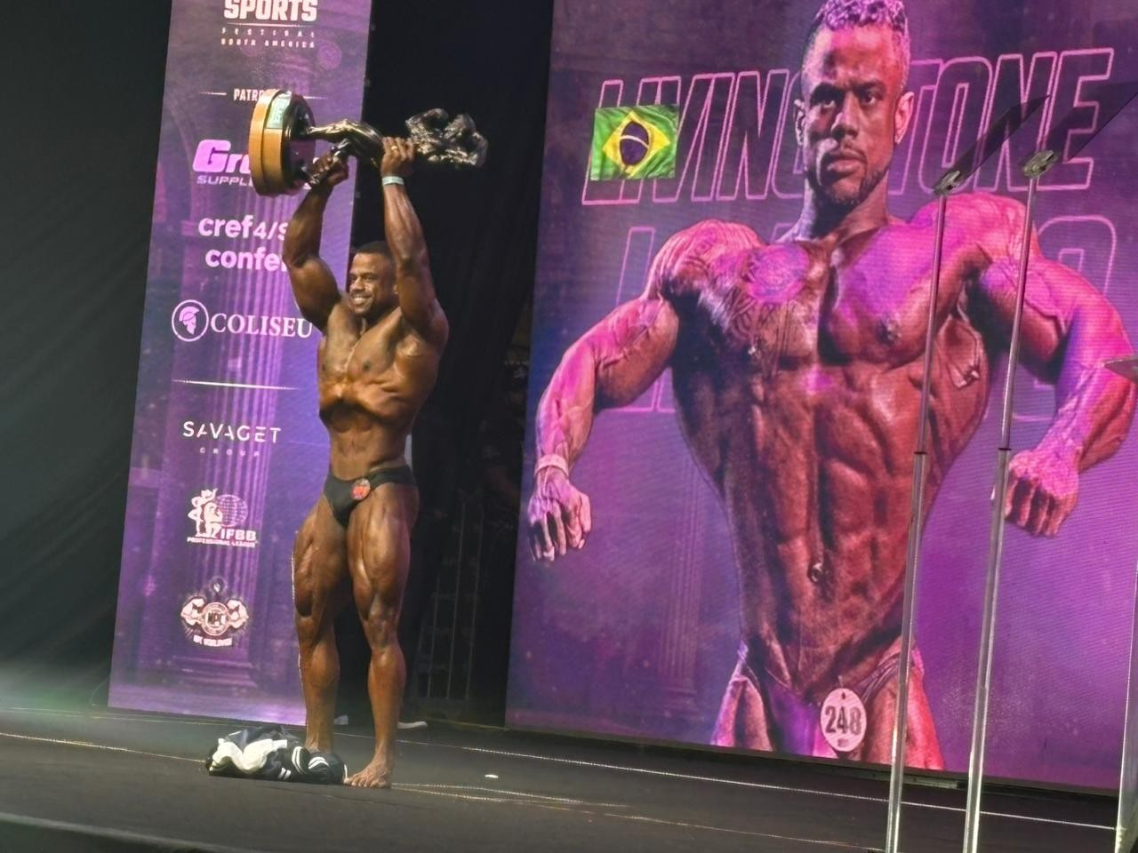 Livinho celebrando a vitória no palco do Arnold Classic Brasil 2026