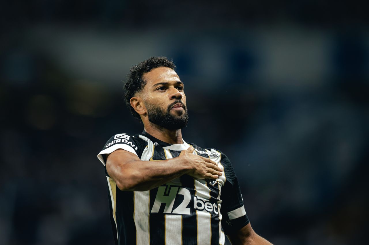 Renan Lodi comemorando gol com uniforme do Atlético-MG