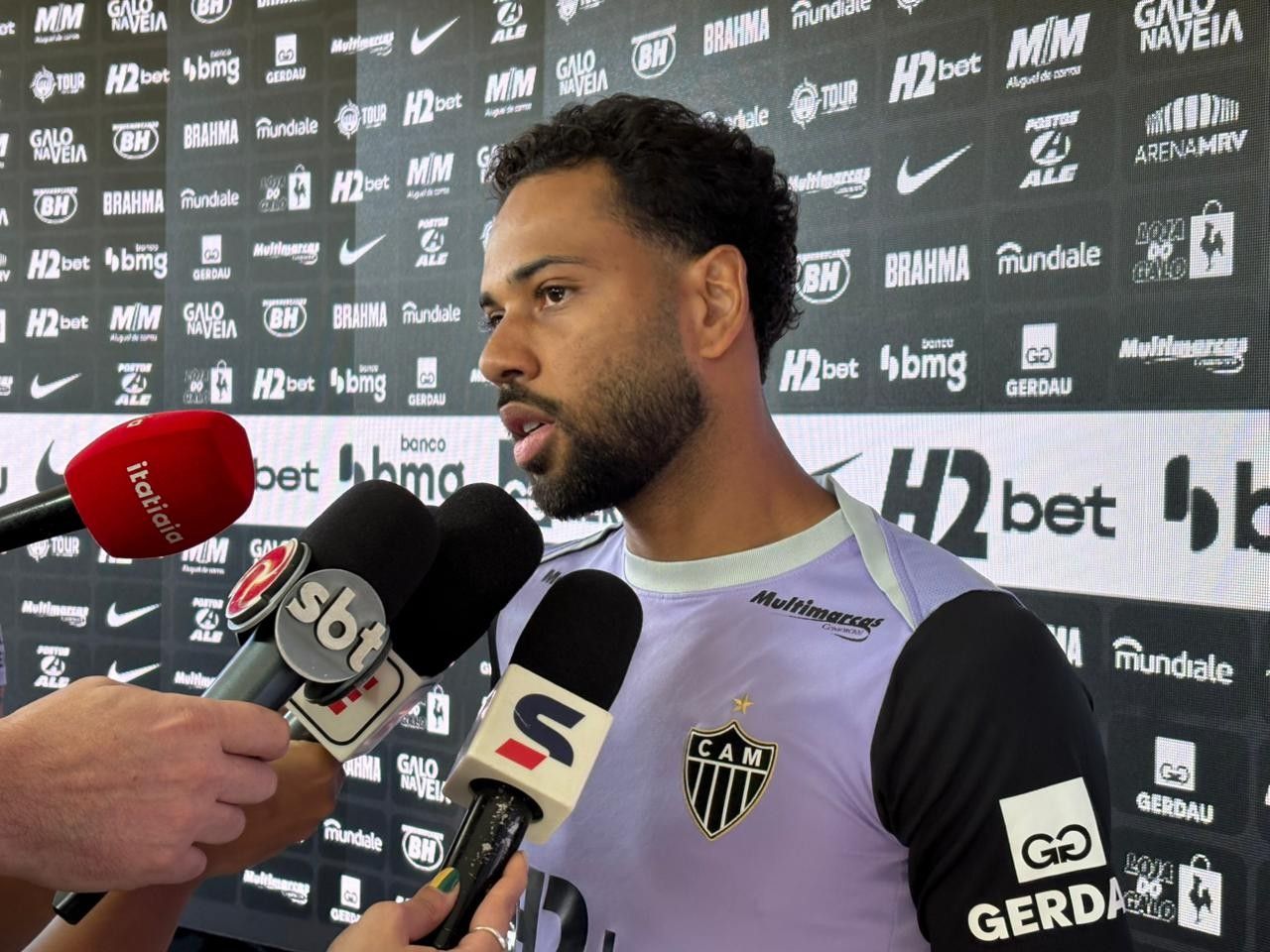 Renan Lodi em ação com a camisa do Atlético-MG