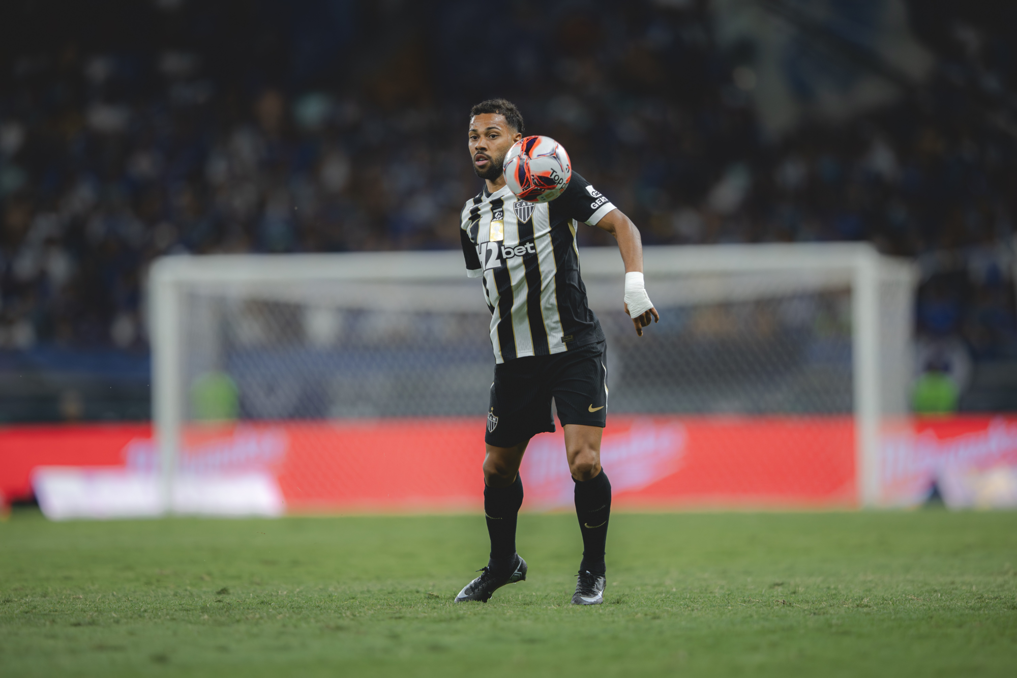 Renan Lodi durante treino no Atlético-MG