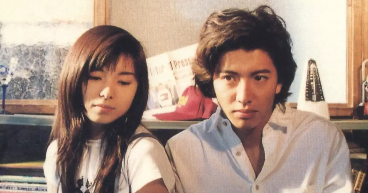 Cena de Long Vacation com os protagonistas dividindo um apartamento