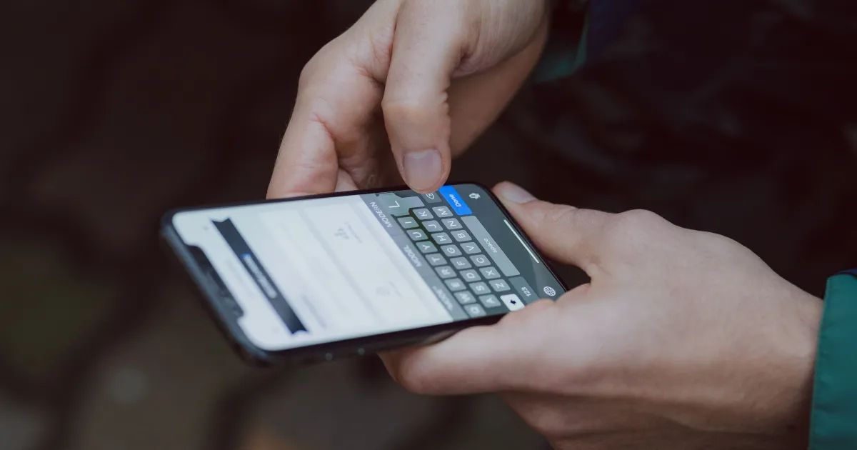 Aplicativo da Loovi exibido em smartphone