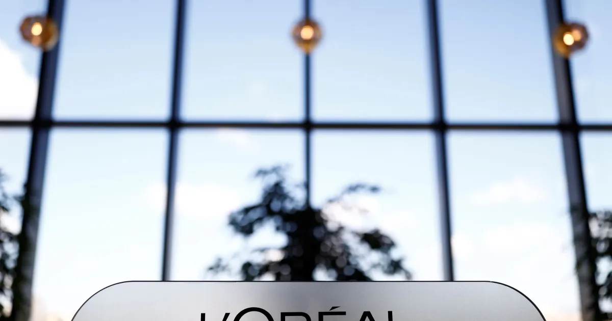 Logotipo da L'Oréal em fachada de loja