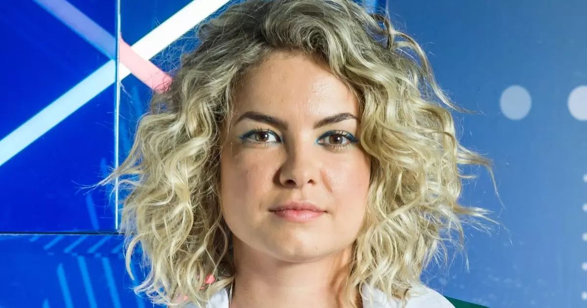 Lua Blanco em cena como Roberta na novela Rebelde