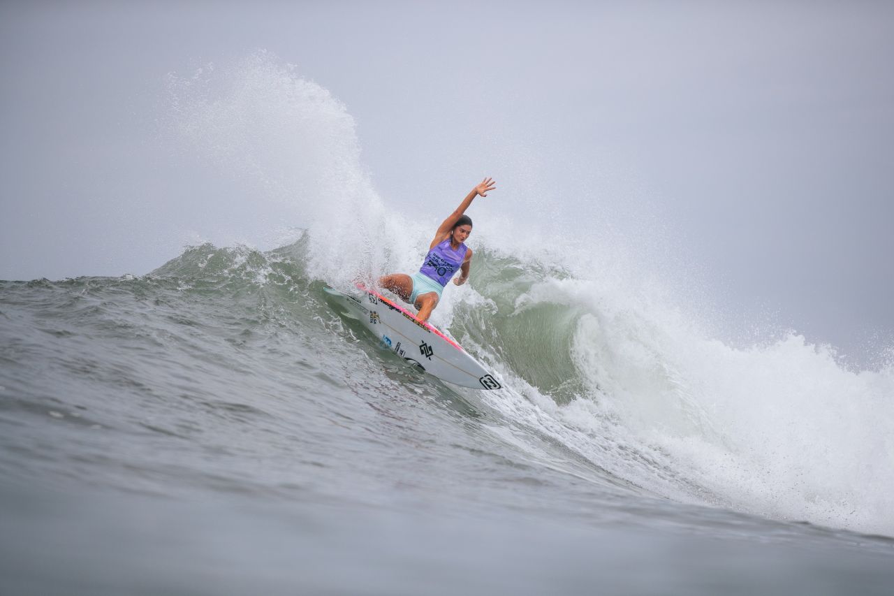 Luana Silva surfando em Punta Roca