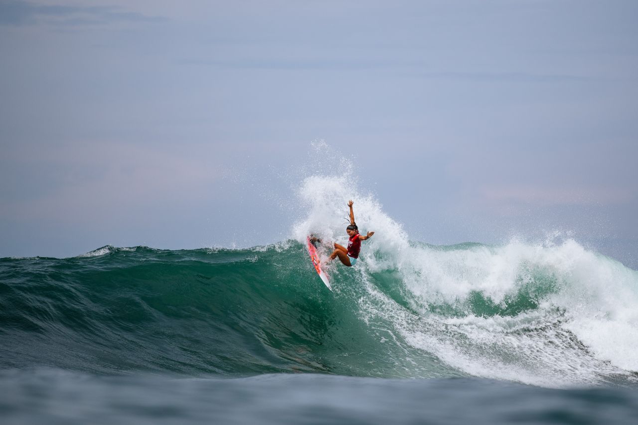 Luana Silva em ação nas quartas de final da WSL em El Salvador