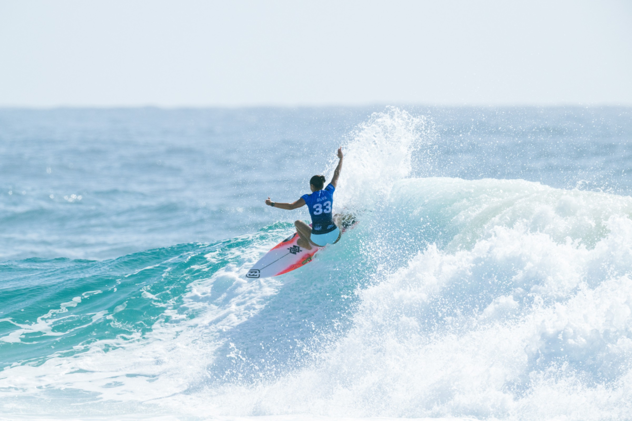 Luana Silva surfando na final de Gold Coast